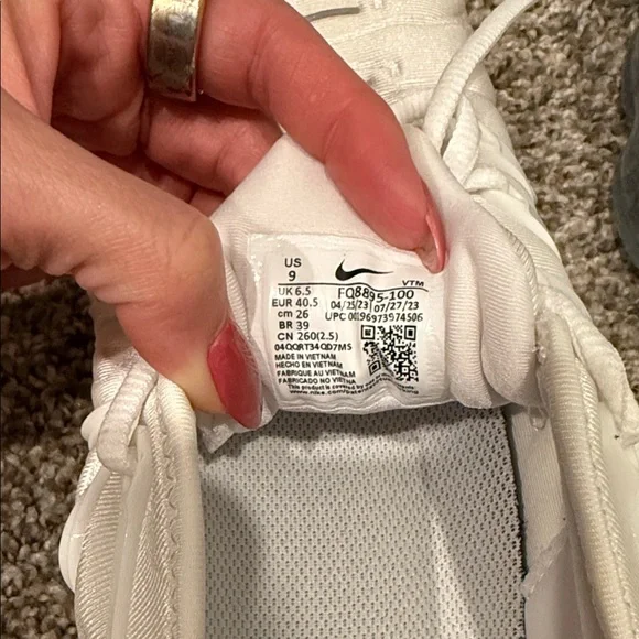 Nike Air VaporMax Plus in White - Picture 6 of 7